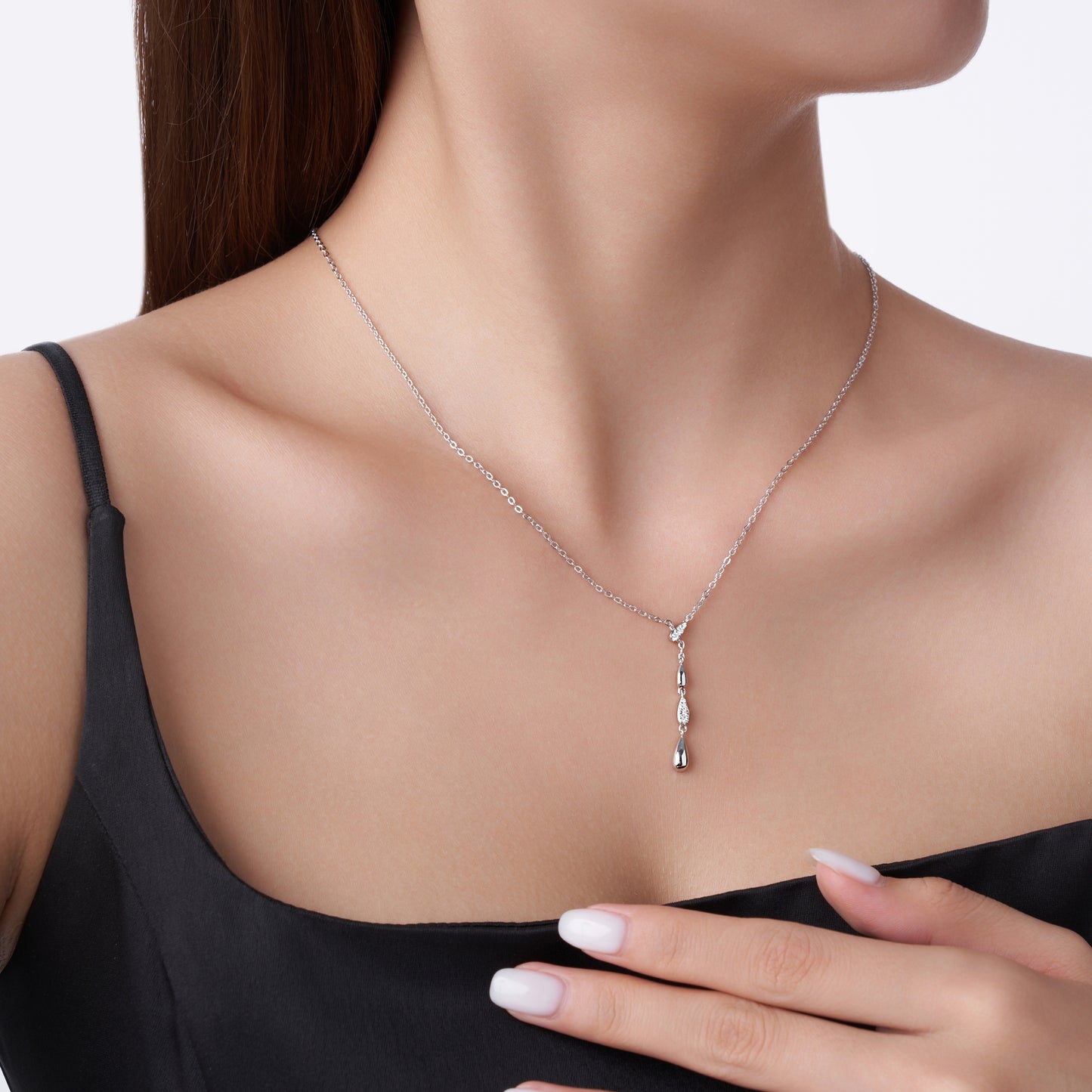 Luxury Silver Necklace Featuring Top-quality Moissanite, Made Of S925 Silver Electroplated With Platinum.