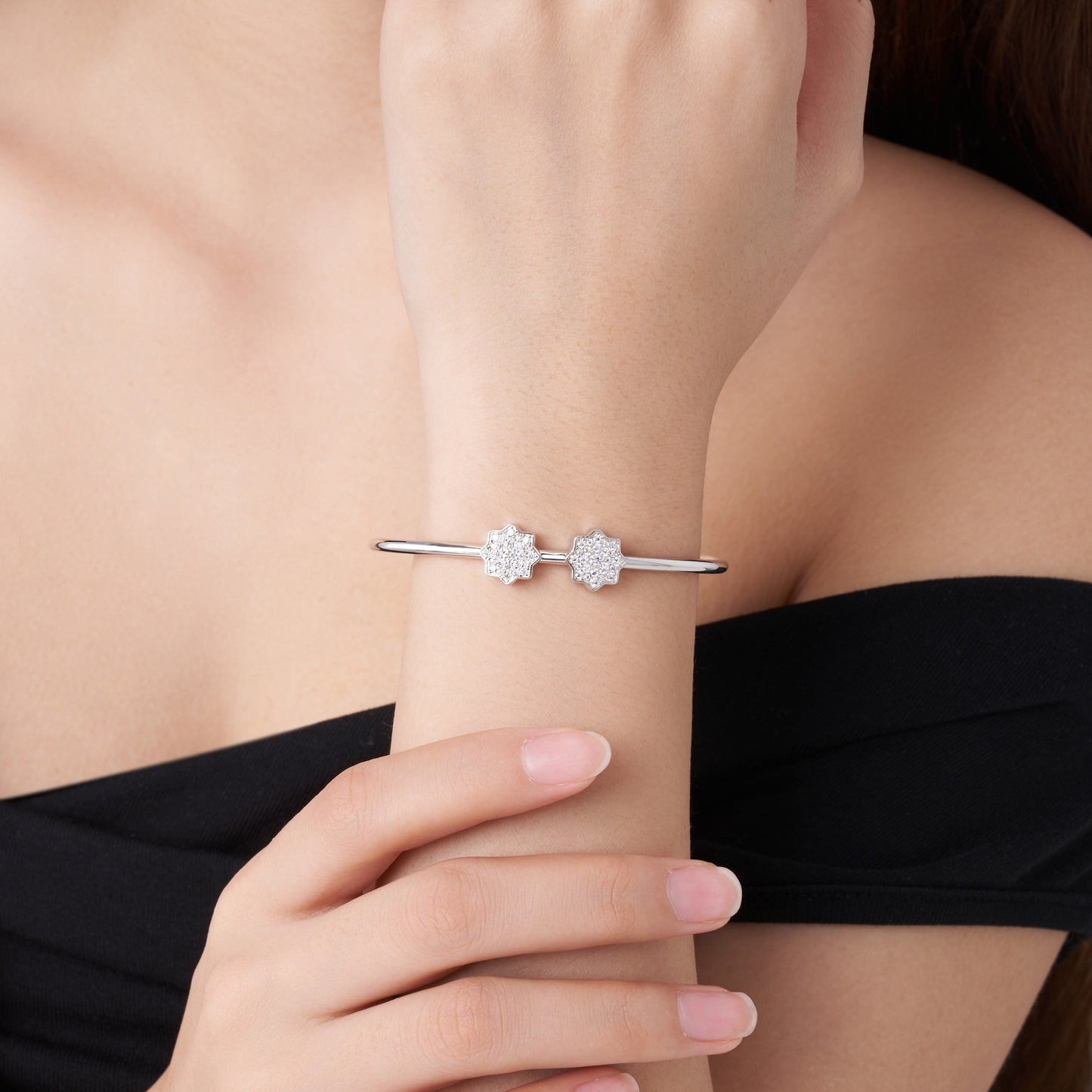 Luxury Silver Bracelet Featuring Top-quality Moissanite, Made Of S925 Silver Electroplated With Platinum.