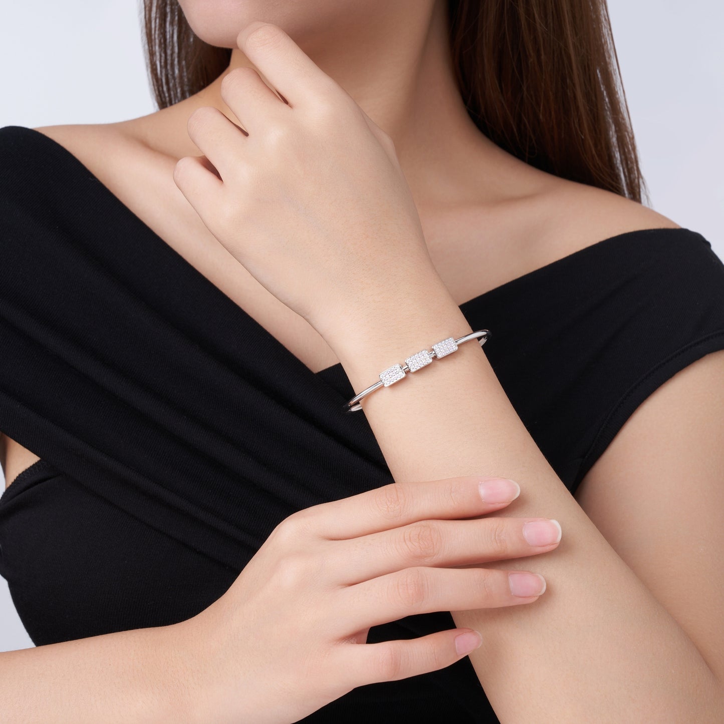 Luxury Silver Bracelet Featuring Top-quality Moissanite, Made Of S925 Silver Electroplated With Platinum.