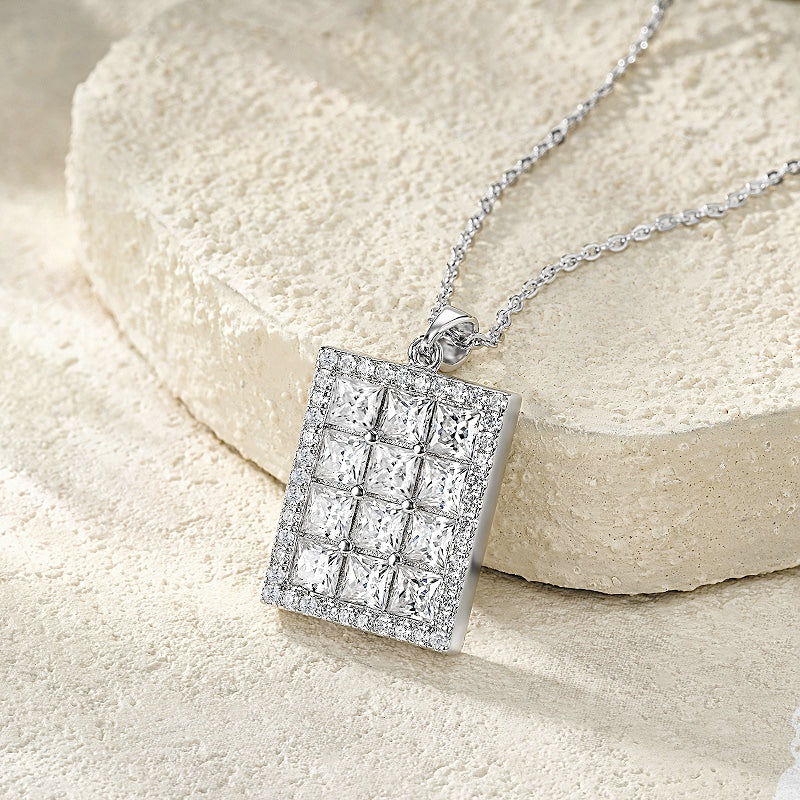 Luxury Silver Necklace Featuring Top-quality Moissanite, Made Of S925 Silver Electroplated With Platinum.