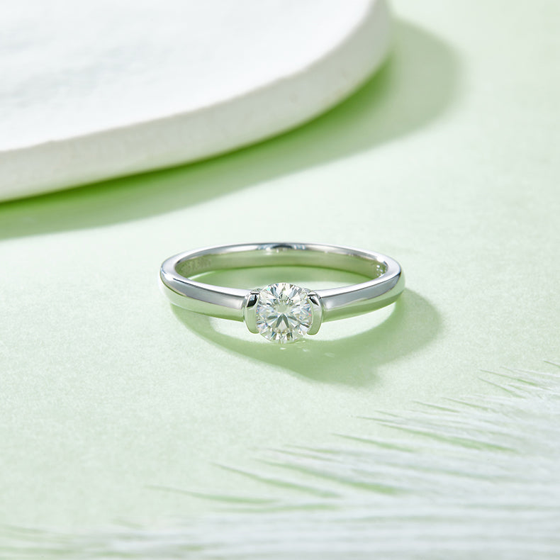 0.5-carat Luxury Silver Ring Set With Top-quality Moissanite, S925 Silver Plated With Platinum
