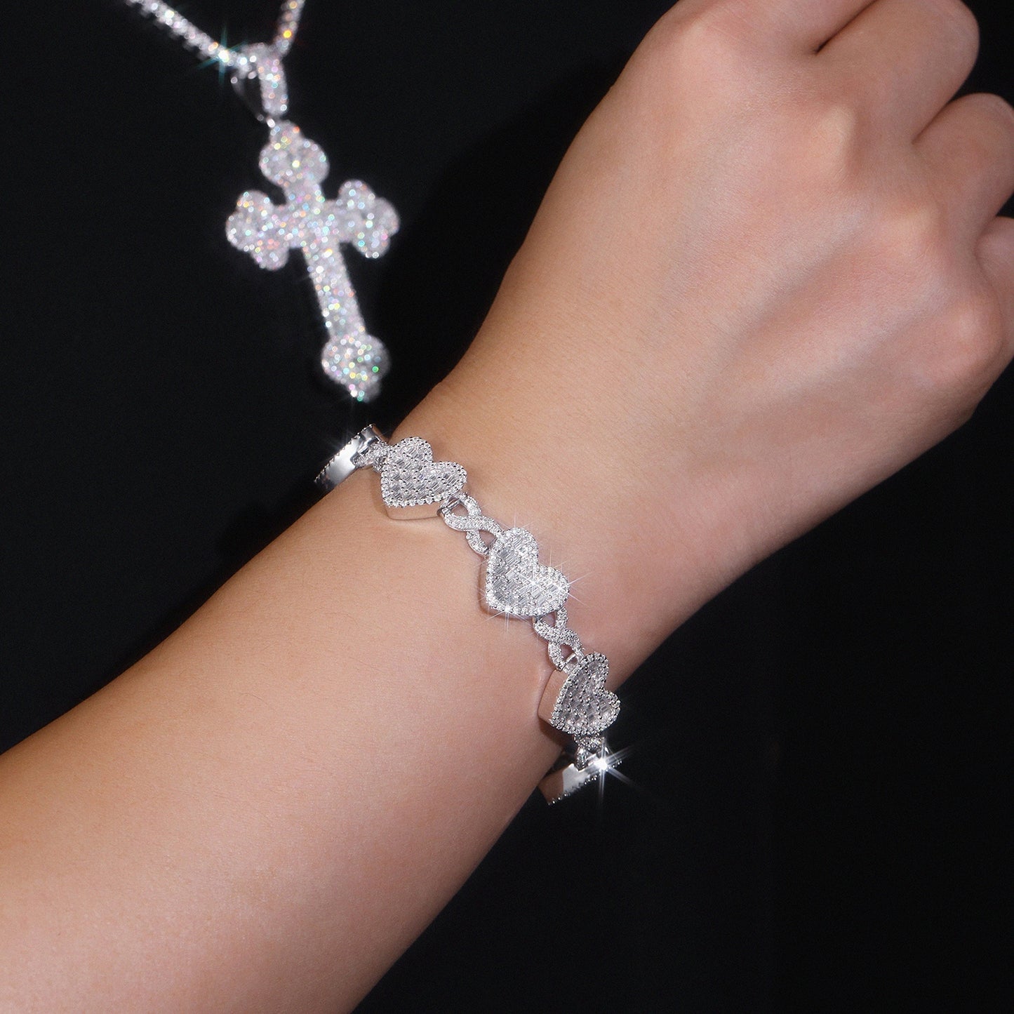 Luxury Silver Bracelet Featuring Top-quality Moissanite, Made Of S925 Silver Electroplated With Platinum.