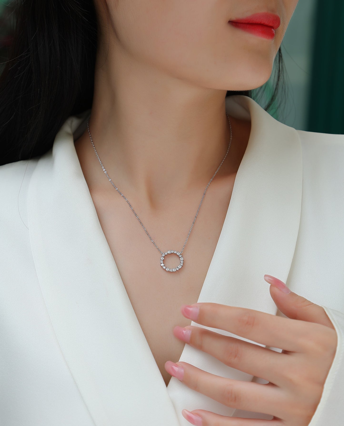 Pendentif de luxe serti de diamants, de moissanite, en argent sterling S925 et plaqué platine.
