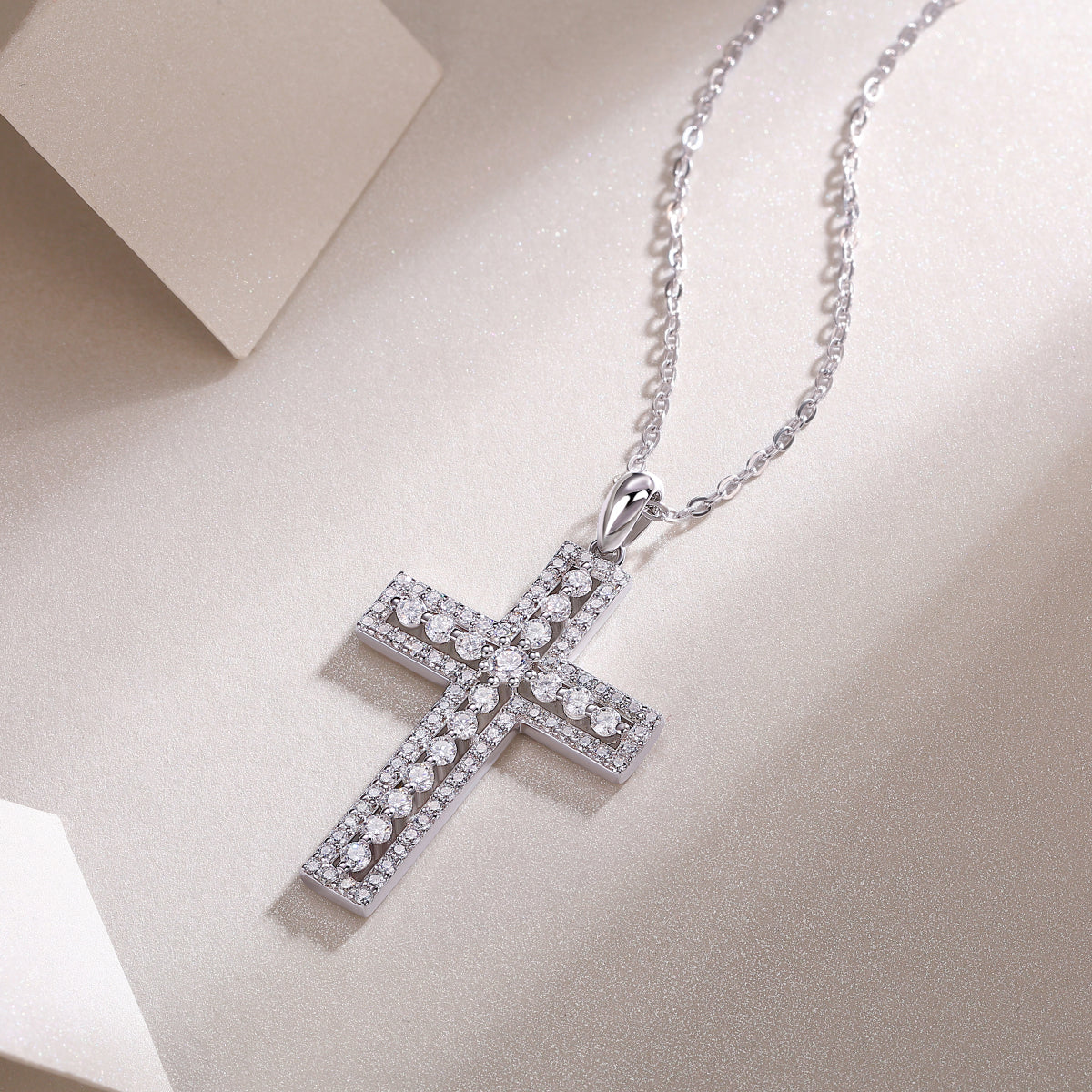 Luxury Silver Necklace Featuring Top-quality Moissanite, Made Of S925 Silver Electroplated With Platinum.