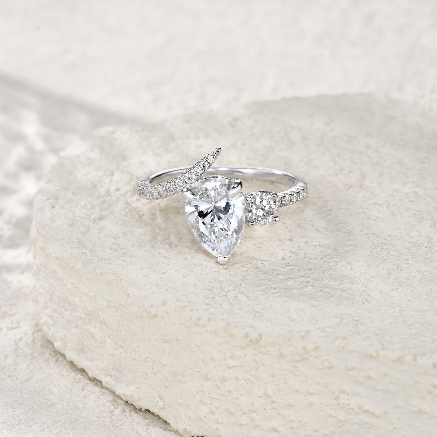 Luxury Silver Ring Set With Top-quality Moissanite D Color VVS ,  Made Of S925 Silver With Electroplated Platinum.