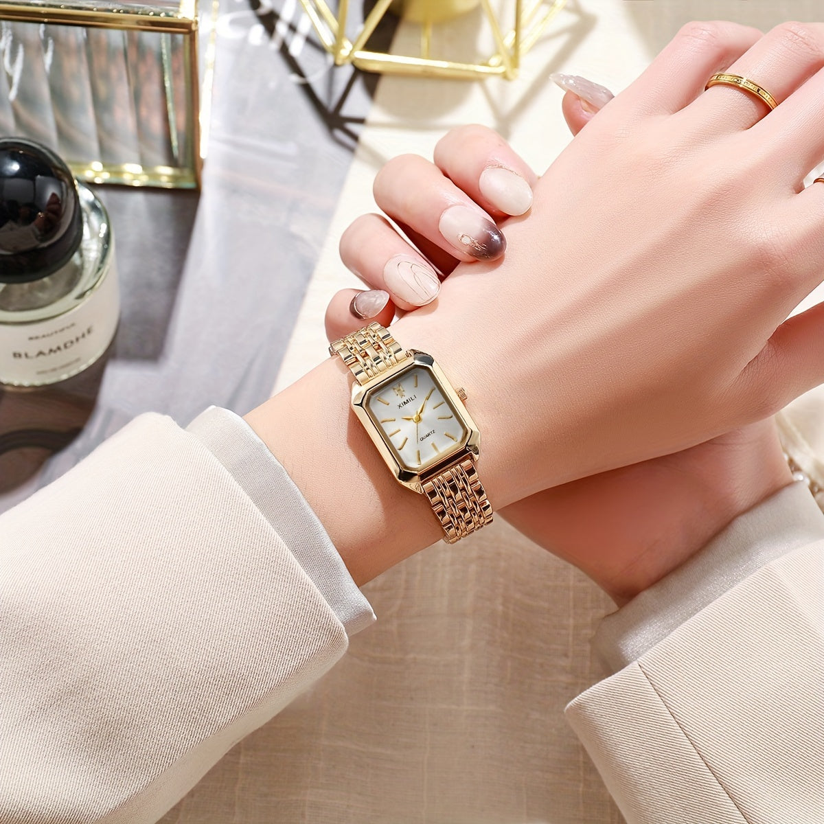 Montre de luxe rectangulaire dorée à quartz pour femme 
