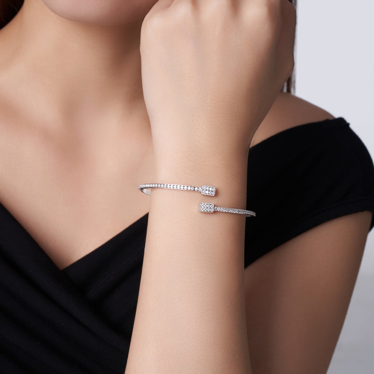 Luxury Silver Bracelet Featuring Top-quality Moissanite, Made Of S925 Silver Electroplated With Platinum.