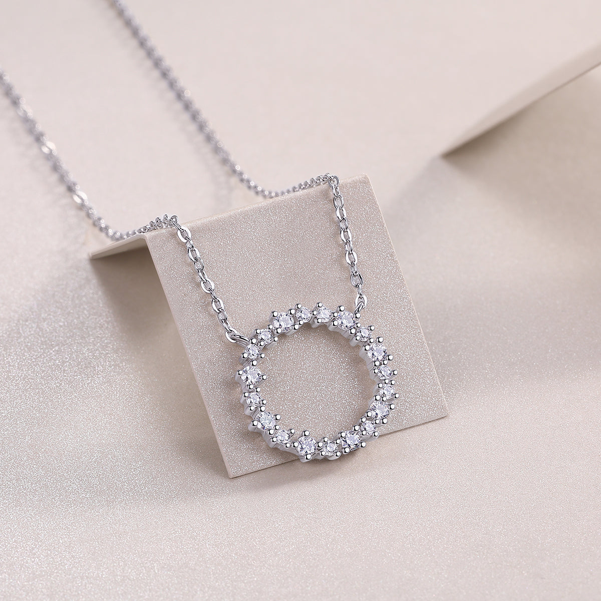 Pendentif de luxe serti de diamants, de moissanite, en argent sterling S925 et plaqué platine.