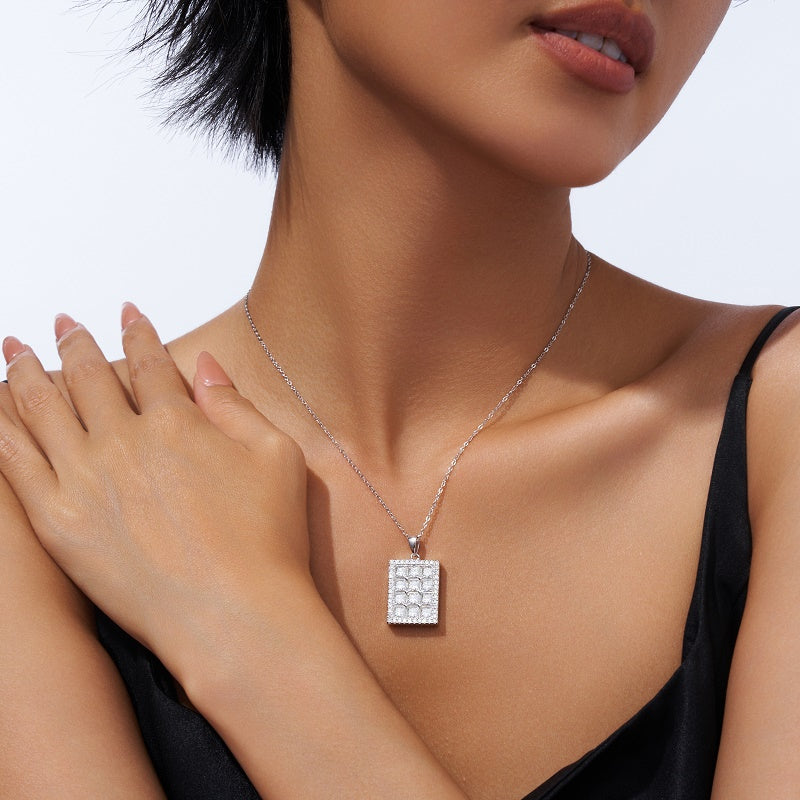 Luxury Silver Necklace Featuring Top-quality Moissanite, Made Of S925 Silver Electroplated With Platinum.