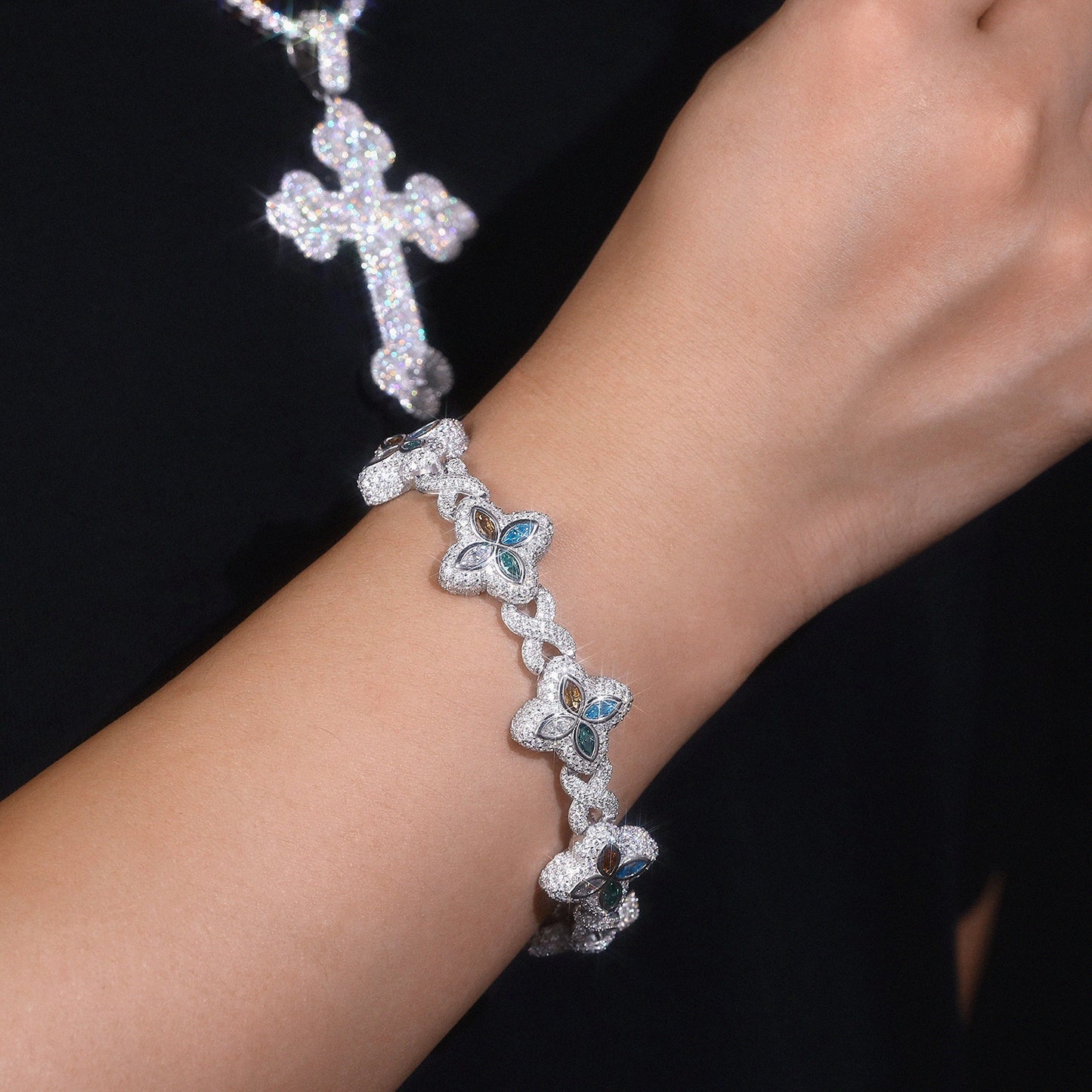 Luxury Silver Bracelet Featuring Top-quality Moissanite, Made Of S925 Silver Electroplated With Platinum.
