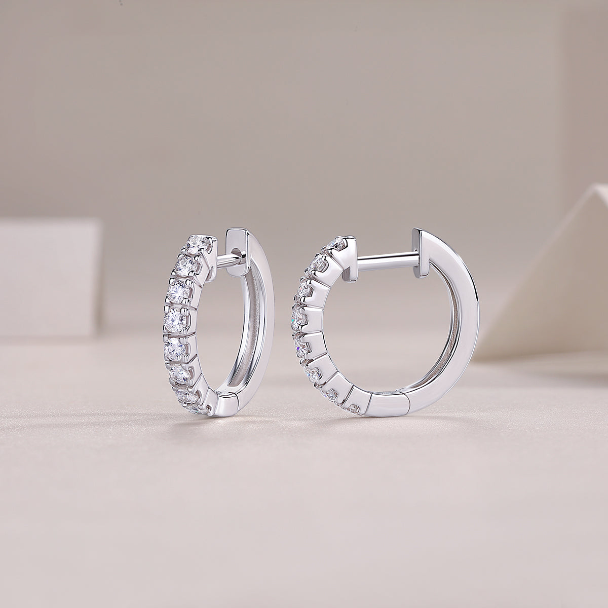 Top-quality Moissanite Luxury Silver Stud Earrings S925 Silver Plated Platinum