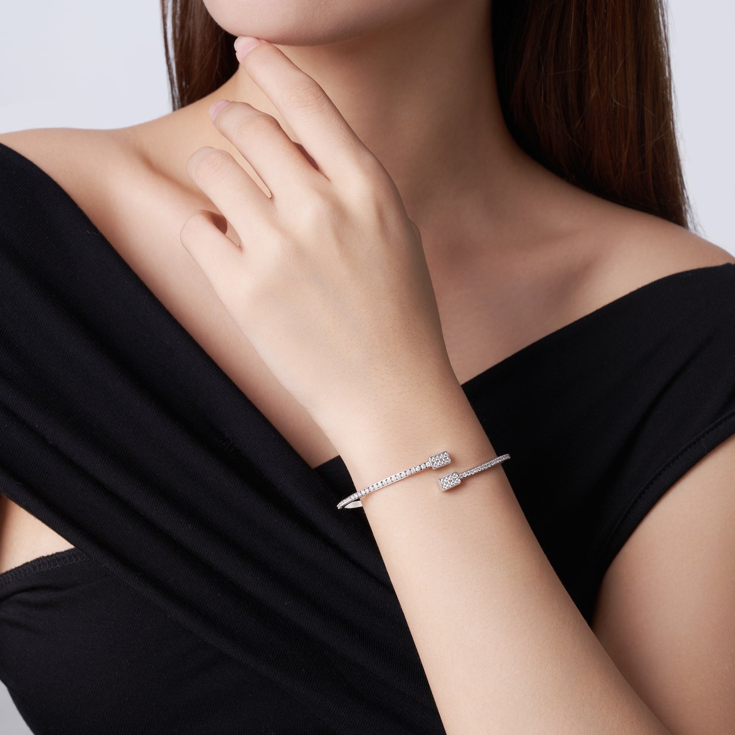 Luxury Silver Bracelet Featuring Top-quality Moissanite, Made Of S925 Silver Electroplated With Platinum.
