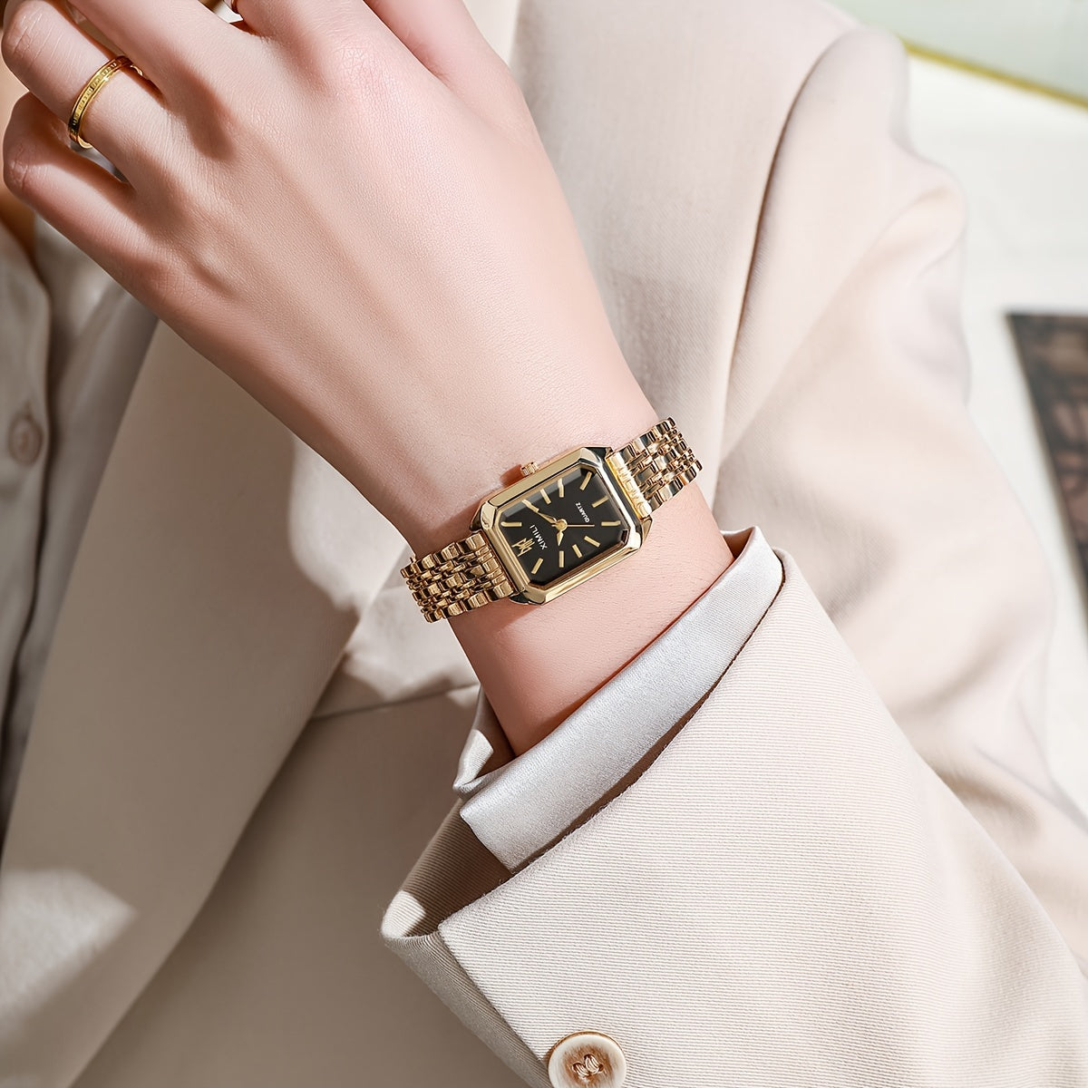 Montre de luxe rectangulaire dorée à quartz pour femme 