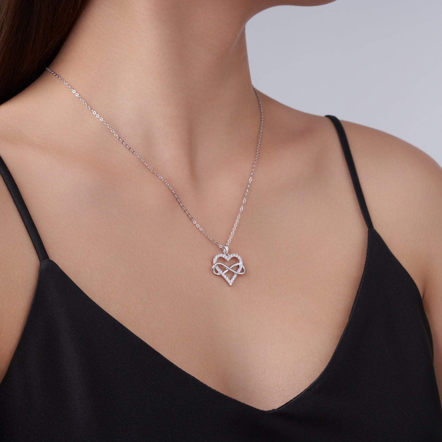 Luxury Silver Necklace Featuring Top-quality Moissanite, Made Of S925 Silver Electroplated With Platinum.